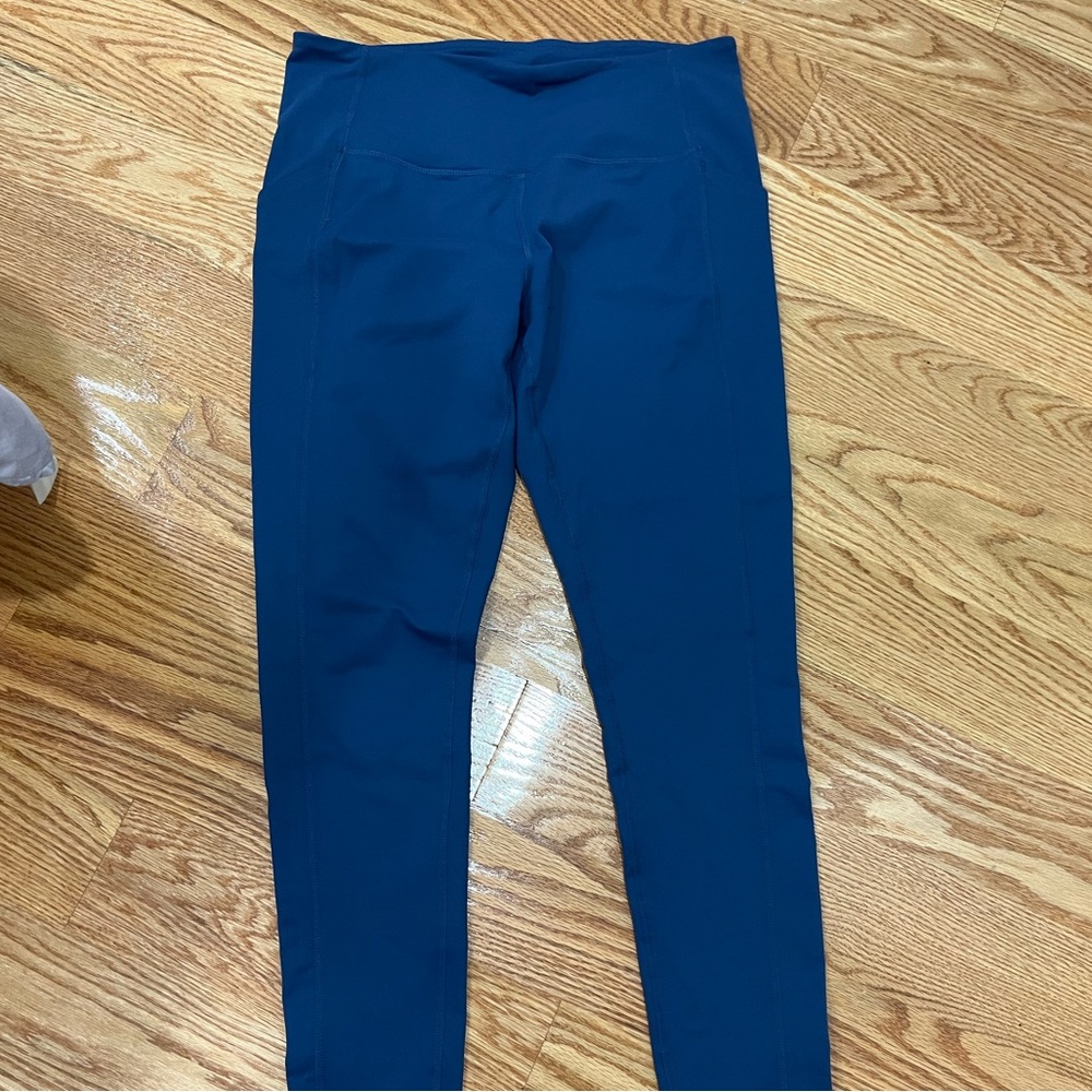 Zella L live in active pants.